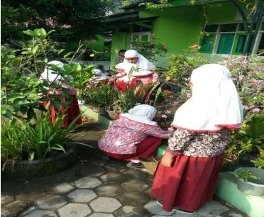 Gambar 7. Siswa terlibat dalam penataan taman kelas 