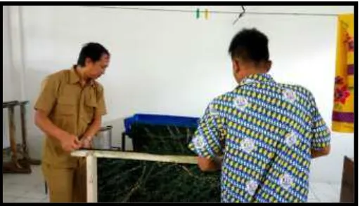 Gambar VIII: Peserta didik dibantu oleh guru batik menyiapkan gawangan.  