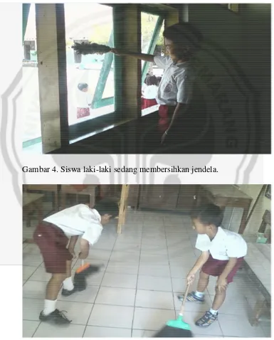 Gambar 4. Siswa laki-laki sedang membersihkan jendela.  
