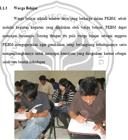 Gambar 2: warga belajar mengisi angket (Dok.Dian, 9Juni 2011). 