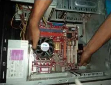 Gambar 2.9 Melepas Motherboard 