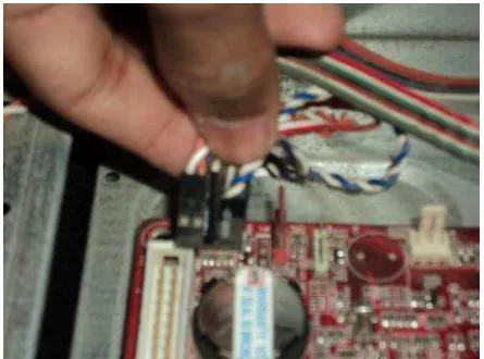 Gambar 2.23 Memasang Casing CPU 