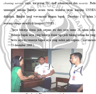 Gambar 4. Wawancara security kampus unnes. (dokumentasi Siska,23 desember 2009) 