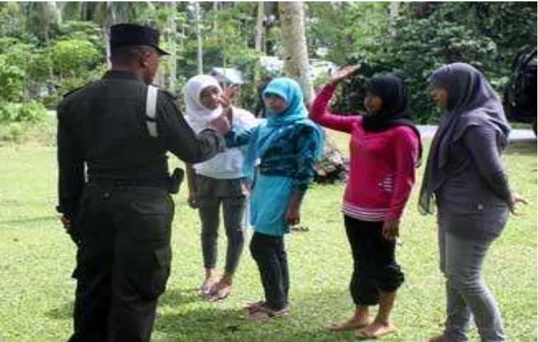 Gambar 10 :   Remaja Putri yang memakai pakaian ketat yang terjaring Razia di Data dan diberi arahan oleh Petugas Wilayatul Hisbah dalam pelaksanaan Syariat Islam