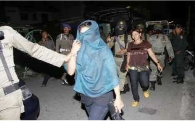 Gambar 14:    Para Pelanggar  yang tertangkap oleh Petugas Wilayatul   Hisbah dibawa ke Kantor WH untuk diproses sesuai dengan Qanun Pelaksanaan Syariat Islam