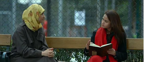 Gambar 3. S8, adegan yang menggambarkan saat Hanum dan Fatma duduk di bangku taman menunggu Ayse pulang sekolah
