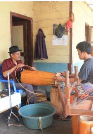 Gambar 1 : Bapak Guntur Sitohang sedang membuat alat musik Taganing (Dokumentasi Denata Rajagukguk, 2014) 
