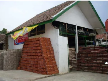 Gambar 12. Toko bangunan H. Ong di Desa Ciasmara. 