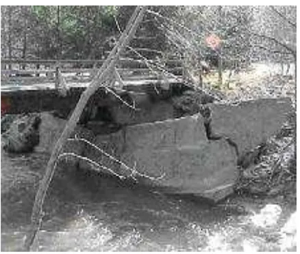 Gambar 1. Rusaknya fondasi abutmen jembatan akibat                     gerusan oleh debit banjir.