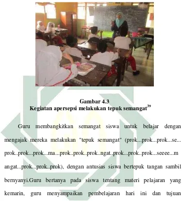 Gambar 4.3  Kegiatan apersepsi melakukan tepuk semangat