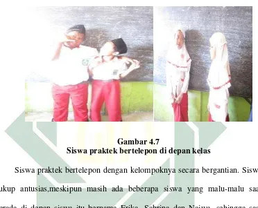 Gambar 4.7 Siswa praktek bertelepon di depan kelas 