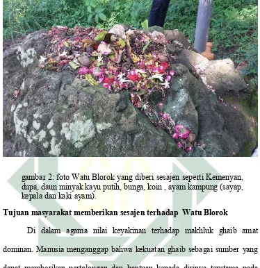 gambar 2: foto Watu Blorok yang diberi sesajen seperti Kemenyan, 