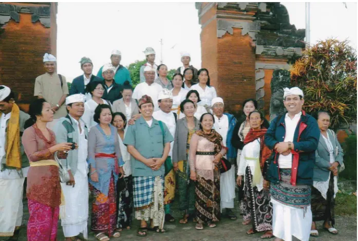 FIGURE 5Members of Pasuwitran Dagang Gantal RRI Denpasar on a ritual pilgrimage toLombok, June 2012