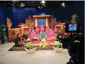 FIGURE 2Live broadcast of Gegirang interactive on the studio of TVRI Bali, June 2012.Photo by Darma Putra.