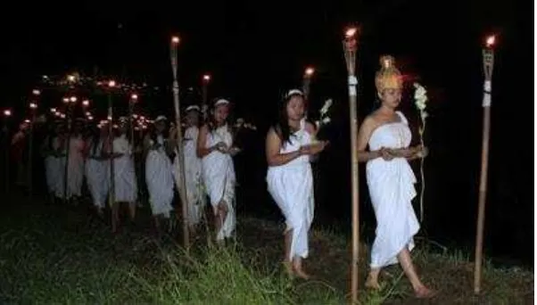 Gambar II.3 Ritual Ngabungbang (sumber:http://www.thejakartapost.com/files/images2/26%20ngabungbang-arya1.jpg diakses 29/11/15) 