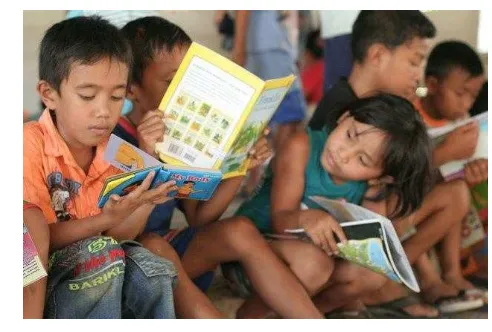 Gambar II.5 Anak-anak sedang membaca buku 