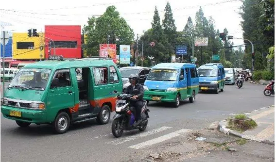 Gambar II.7 Polisi Menendang Pengguna Sepeda Motor Yang Memaksa Maju 