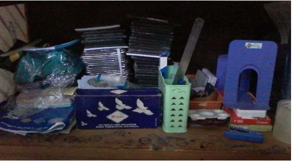 Gambar 5. Bahan pustaka non buku yang berbentuk CD bersama Peralatan yang digunakan 