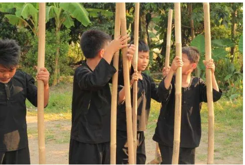 Gambar II.2 Sekelompok anak anak memainkan permainan egrang bambu  