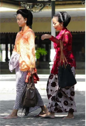 Gambar 7:  Siswa masuk ke lingkungan Keraton Yogyakarta dengan membawa tas, dan tidak diperkenankan menggunakan alas kaki (Dok.: Satria, 2015)  
