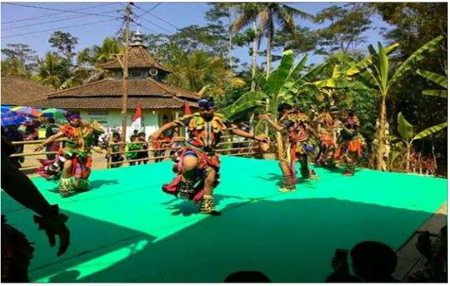 Gambar kegiatan pentas pada acara hiburan. (Sumber: Arsip Karang Taruna Tanjungharjo) 