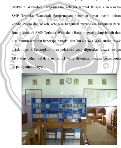 Gambar 4.5. Rak koleksi buku  perpustakaan SMP Terbuka Wanadadi Banjarnegara. 