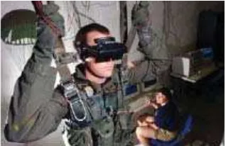 Gambar 1 Seorang perwira U.S. Navy menggunakan VR parachute trainer