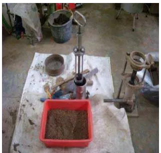 Gambar 15. Alat dan bahan uji Proctor 