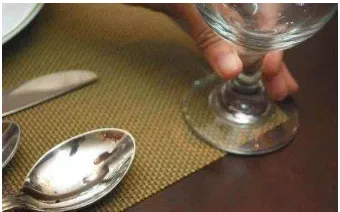 Gambar 9. Cara Memegang Glassware Berkaki 