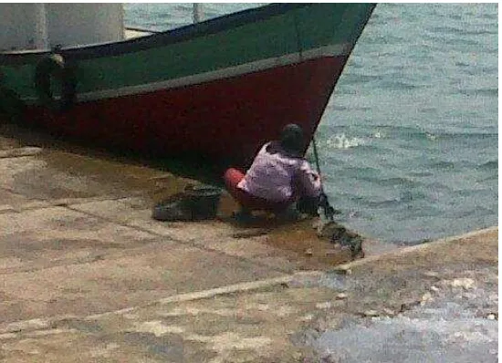Gambar 10. Penjual ikan yang membuang sampah di pinggir laut
