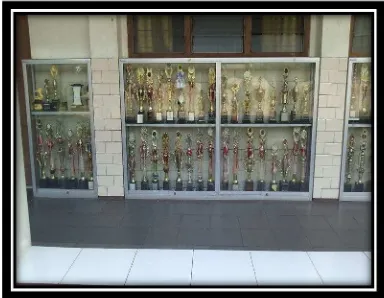 Gambar 4. Piala siswa berprestasi yang dipajang di lorong sekolah 
