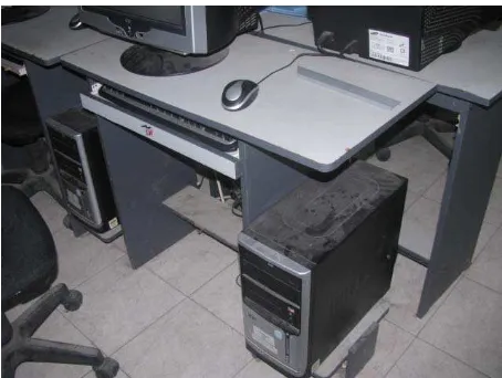 Gambar 5. Meja komputer siswa laboratorium komputer. 