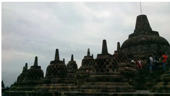 Gambar 10. Candi Borobudur dari satu sisi 