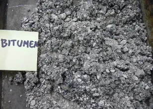 Figure 1. Appearance of binder distribution of hot bitumen sprayed into cold wet aggregates: the mixture is an uncombined asphalt, in which large stiff aggregate-bitumen globules occur