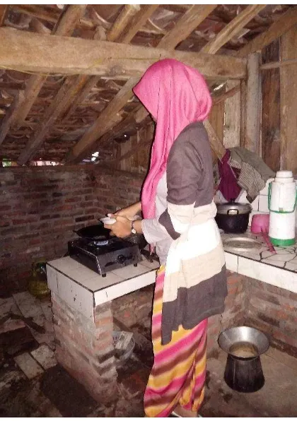 Gambar 1. Membantu Ibu Isrinah bekerja di Industri Rumah Tangga, Banyubiru 