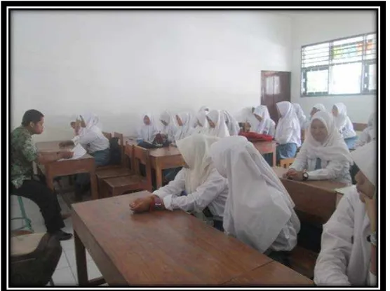 Gambar 5 : Guru Memeriksa Kehadiran Peserta didik  (Sumber: Dokumentasi Nurul Hidayah, Februari 2015) 