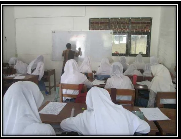 Gambar 6: Guru Sedang Menjelaskan KD dan Tujuan Pembelajaran (Sumber: Dokumentasi Nurul Hidayah, Februari 2015) 