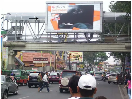 Gambar 4.4 Contoh Penempatan Iklan di Jalan Panglima Sudirman 