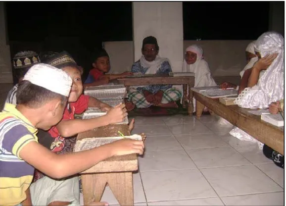 Gambar 2. Aktivitas kyai yang mengajar ngaji anak sendiri dan anak warga (dokumentasi Muntohar, 8 Mei)