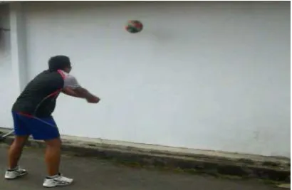 Gambar : Atlet melakukan passing secara rotasi dengan di drill oleh peneliti 
