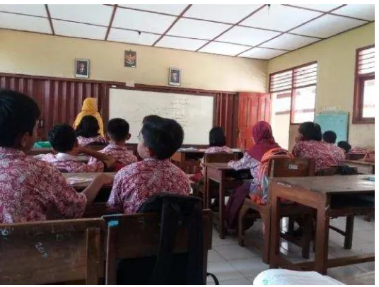 Gambar 2. Guru Menjelaskan Materi kepada Siswa  dengan Metode Ceramah dan Tanya Jawab 