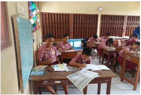 Gambar 6. Siswa sedang Membuat Mind Map dengan Menggunakan Name Tag yang Ditempelkan pada Baju Seragam Siswa 