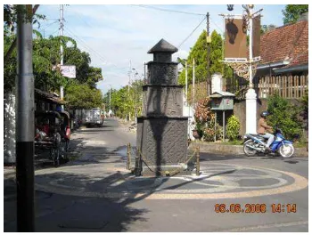 Gambar 2.15. Lokasi Pasar Laweyan di sekitar  Tugu Kampoeng Batik Laweyan (Sumber : Dokumen  Pribadi, 2013) 