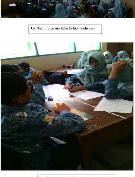 Gambar 8. Siswa berdiskusi dengan kelompok 