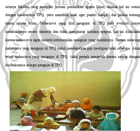 Gambar 3. Mahasiswa IAIN yang sedang mengajar di TPQ Al-Hikmah (Sumber : Dokumen Pribadi, 28 April 2009) 