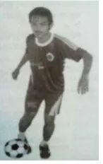 Gambar 2. Menendang bola dengan kaki bagian luar Sumber: Abdul Rohim (2008:9)  