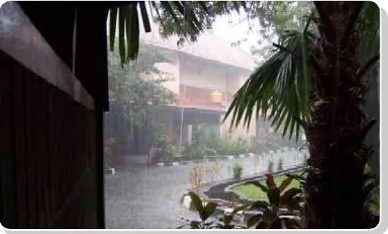 Gambar : Turunnya hujan merupakan salah satu contoh adanya sifat jaiz Allah.Sumber: http://lensacembung.files.wordpress.com