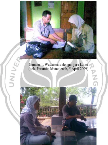 Gambar 1. Wawancara dengan juru kunci  (dok. Paramita Mutaqienah, 5 April 2009) 
