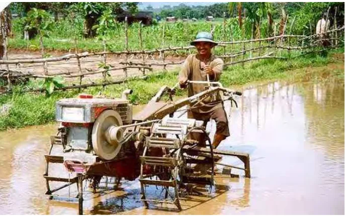 Gambar 20: Penggunaan hand traktor sebagai kendaraan angkut oleh 