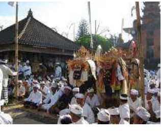 Figure 5: Source: Widnyana  Sudibya and Oka Saraswati, 2010 Tumbak (spear) and bandrangan preceed the procession and Ida Ratu Ayu ring Singgi, medal/going out from pamedalan (gate) 